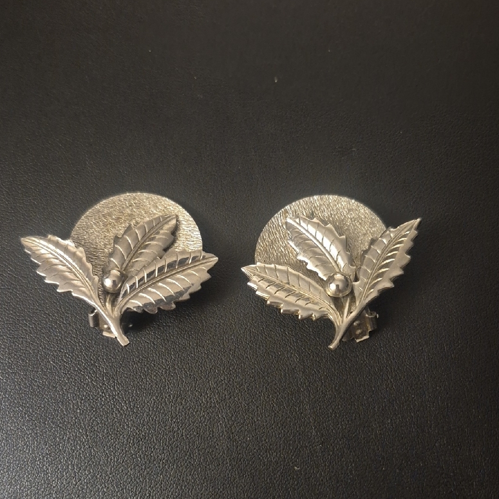 Vintage Silver Tone Leaf Disc Earrings RARE
